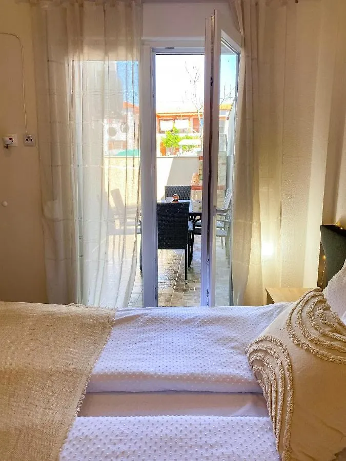 Neroli Apartments 니키티